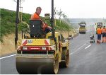 Mit den Folien kann gleichzeitig asphaltiert und markiert werden. © FA 18C-STED Mit den Folien kann gleichzeitig asphaltiert und markiert werden.