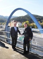 LR Dr. Gerhard Kurzmann (r.) und Bgm. Bernd Rosenberger feireten mit vielen Ehrengästen die Eröffnung. © Verkehrsabteilung LR Dr. Gerhard Kurzmann (r.) und Bgm. Bernd Rosenberger feireten mit vielen Ehrengästen die Eröffnung.