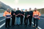 Geschäftsführer Alexander Walcher, Verkehrslandesrat Jörg Leichtfried, Vorstand Alois Schedl, Bürgermeister Hermann Hartleb und Geschäftsführer Rainer Kienreich (v.l.) flankiert von Mitarbeitern der Autobahnmeisterei Knittelfeld. © ASFINAG/Oliver Wolf Geschäftsführer Alexander Walcher, Verkehrslandesrat Jörg Leichtfried, Vorstand Alois Schedl, Bürgermeister Hermann Hartleb und Geschäftsführer Rainer Kienreich (v.l.) flankiert von Mitarbeitern der Autobahnmeisterei Knittelfeld.