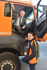 Verkehrslandesrat Anton Lang (l.) und der Chef des Straßenerhaltungsdienstes, Franz Zenz, begutachten einen bereits montierten LKW-Abbiegeassistenten.
