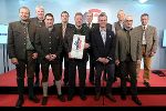 Leonhard Lengdorfer, Johann Schupfer, Josef Zörweg, Verkehrsminister Norbert Hofer, Regionalleiter Peter Fischer (vorne von links), Peter Schwaiger, Florian Bliem, Straßenmeister Rupert Kolb, Alfred Schwab (hinter Minister), Johann Reiter, Christian Longin (hinten von links). © ORF Ö3 Hans Leitner Leonhard Lengdorfer, Johann Schupfer, Josef Zörweg, Verkehrsminister Norbert Hofer, Regionalleiter Peter Fischer (vorne von links), Peter Schwaiger, Florian Bliem, Straßenmeister Rupert Kolb, Alfred Schwab (hinter Minister), Johann Reiter, Christian Longin (hinten von links).