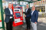 Verkehrslandesrat Anton Lang, ÖBB-Regionalmanager Franz Suppan und Verkehrsverbund-Geschäftsführer Peter Gspaltl (v.l.) freuen sich über den neuen Automaten.