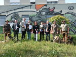 Generalsekretär Martin Kubli (Land&Forst Betriebe Österreich), Landesjägermeister Franz Mayr-Melnhof-Saurau, Projektleiter Wolfgang Steiner, (Land&Forst Betriebe Österreich), Verkehrslandesrätin Claudia Holzer, Tierschutzombudsfrau Karoline Schlögl und Fachabteilungsleiter-Stv. STED Christian Scheuer (v.l.) mit Hundeführer.
 
 