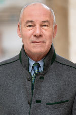 Auf diesem Bild sehen Sie Herrn Andreas Kreminger.