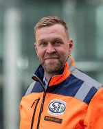 Mitarbeiter*in der Landesregierung mit reflektierender Arbeitskleidung, Straßenmeister Bertram Lick