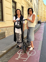 Auf dem Bild ist LR LR Claudia Holzer und Maria Knauer-Lukas mit einem E-Scooter abgebildet.