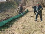 Berg & Naturwacht beim Aufbau eines Fangzaunes