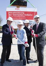 Tatkräftig beim Spatenstich: LH Voves, LR Edlinger-Ploder, Projektleiter Schneider und der Vorstandssprecher der ÖBB-Infrastruktur AG Matthä (v.l.) © ÖBB/chris zenz