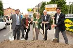 Griffen zum Spaten: LBD DI Andreas Tropper, GR Peter Hagenauer, Verkehrslandesrätin Mag. Kristina Edlinger-Ploder, Stadtrat DI Dr. Gerhard Rüsch, Stadtbaudirektor DI Mag. Bertram Werle (v.l.)