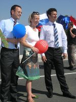 Bgm. Josef Sommer (l.)  und Verkehrsminister Patrick Vlacic nehmen Edlinger-Ploder in die Mitte.