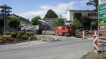 Bevor der Beton eingebaut werden kann, müssen zunächst die Asphaltschichten abgefräst werden.