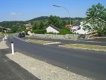 Fahrbahnteiler mit Querungshilfe erhöhen die Verkehrssicherheit.  © Verkehrsabteilung