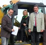 Verkehrslandesrätin Mag. Kristina Edlinger-Ploder wird von DI Robert Rast, Leiter der FA 18B und Bgm. Franz Rosenberger (r.) in die Mitte genommen.
