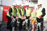 Griffen gleich selbst zum Presslufthammer: ÖBB-Projektleiter Edgar Lehner, ÖBB-Vorstand Franz Seiser, Ministerin Doris Bures, LH Franz Voves, LR Kristina Edlinger-Ploder und der Brucker Bürgermeister Bernd Rosenberger (v.l.). © ÖBB/Wolf Griffen gleich selbst zum Presslufthammer: ÖBB-Projektleiter Edgar Lehner, ÖBB-Vorstand Franz Seiser, Ministerin Doris Bures, LH Franz Voves, LR Kristina Edlinger-Ploder und der Brucker Bürgermeister Bernd Rosenberger (v.l.).