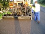 In Rudersdorf wird im Zuge einer Kreisverkehrsanierung ein neues Asphaltgemisch getestet.