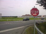 Die Aufkleber machen die STOP-Tafeln unbrauchbar. © Verkehrsabteilung Die Aufkleber machen die STOP-Tafeln unbrauchbar.