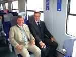 Dr. Gerhard Kurzmann (l.) und Dr. Franz Suppan testeten die Sitze im umgebauten Waggon.
