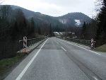 Auf der Sägewerksbrücke mussten bereits Leitbakken auf den Randbalken aufgestellt werden.