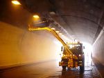 Auch die Tunneldecken werden auf Hochglanz gebracht.