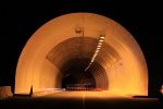 Der Hausbergtunnel bei Nacht.