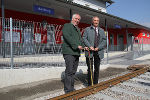 Bürgermeister Karl Pack (r.) und ÖBB-Regionalleiter Günter Novak setzen bei der letzten, eigens vergoldeten, Schraube am Hartberger Bahnhof selbst Hand an. © ÖBB-Posch