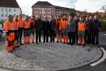 Die Lehrlinge mit „ihrem“ fertigen Minikreisverkehr, Bgm. Mag. Josef Sommer, LR Dr. Gerhard Kurzmann, NAbg. Walter Rauch, STED-Leiter HR Mag. Karl Lautner, BH Dr. Alexander Majcan, STED-Regionalleiter Ing. Josef Fleischhacker und Straßenmeister Josef Leitgeb (v.l.)