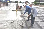 Verkehrslandesrat Anton Lang (r.) und Stadtrat Mario Eustacchio halfen bei der Gleichenfeier tatkräftig mit.