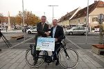 Gehen in Sachen Radverkehr gemeinsame Wege: LR Anton Lang (l.) und Feldbachs Bgm. Josef Ober. © Land Steiermark