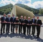 ASFINAG-Geschäftsführer Alexander Walcher, Landesrat Anton Lang, Verkehrsminister Jörg Leichtfried, Tunnelpatin Ingrid Voves, LH Hermann Schützenhöfer, Vorstand Alois Schedl, Bürgermeister Karl Fadinger aus St. Michael, ASFINAG-Geschäftsführer Gernot Brandtner und der Übelbacher Bürgermeister Markus Windisch vor dem neuen Tunnelportal (von links).