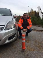 350 so genannte Poller werden in der Fahrbahnmitte als Trennung der Fahrstreifen verschraubt. © ASFINAG 350 so genannte Poller werden in der Fahrbahnmitte als Trennung der Fahrstreifen verschraubt.