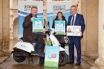 Umwelt- und Verkehrslandesrat Anton Lang übergab Frau Doris Softić aus Kapfenberg eine neue Jahreskarte und Herrn Harald Klapsch aus Graz einen nagelneuen E-Scooter. © Peter Melbinger Umwelt- und Verkehrslandesrat Anton Lang übergab Frau Doris Softić aus Kapfenberg eine neue Jahreskarte und Herrn Harald Klapsch aus Graz einen nagelneuen E-Scooter.