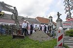 Nationalratsabgeordneter Jörg Leichtfried, Bürgermeister Christian Sander und Landesrat Anton Lang mit VertreterInnen der Baubezirksleitung und der Baufirma. © Stadtgemeinde Kindberg
