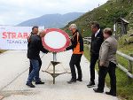 LR Anton Lang entfernte höchstpersönlich die Fahrverbotstafel. © Land Steiermark