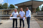Landesrat Anton Lang, Regionalleiter Ewald Jantscher und Bürgermeister Johann Winkelmaier (v.l.) machen sich am Bahnhof Fehring ein Bild über die Arbeiten. 