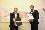 LR Anton Lang (l.) und Landesbaudirektor Andreas Tropper geben den Startschuss zur Angebotsphase. © Land Steiermark