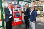 Verkehrslandesrat Anton Lang, ÖBB-Regionalmanager Franz Suppan und Verkehrsverbund-Geschäftsführer Peter Gspaltl (v.l.) freuen sich über den neuen Automaten. © Frankl