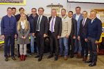 Ex-STED-Chef Karl Lautner, LPV-Obmann Günther Lippitsch, Landesbaudirektor Andreas Tropper, STED-Chef Franz Zenz, Lehrlingsbeauftragter Bertram Lick, LR Anton Lang und LR Christopher Drexler (v.r.) mit ehemaligen Lehrlingen.  © STED/Karner