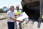 Auch LH.-Stv. Anton Lang (l.) kann derzeit nicht sagen, wann die Bauarbeiten fortgesetzt werden können. © Land Steiermark