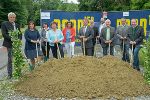Spatenstich in Kirchberg: LR Ursula Lackner (2.v.l.) gab gemeinsam mit NAbg. Agnes Totter (2.v.l.), LAbg. Cornelia Schweiner (5.v.l.), Bgm. Helmut Ofner (M.) und Alfred Primschitz (4.v.r.) grünes Licht für die Baustelle an der L 202. © Land Steiermark/Purgstaller