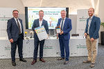 ÖBB-Regionalmanager Peter Wallis, LH-Stv. Anton Lang und VCÖ-Experte Michael Schwendinger (v.l.) gratulierten dem Trofaicher Bgm. Mario Abl (2.v.l.) zum VCÖ-Mobilitätspreis. © Land Steiermark/Streibl