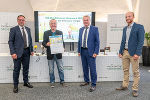 ÖBB-Regionalmanager Peter Wallis, LH-Stv. Anton Lang und VCÖ-Experte Michael Schwendinger (v.l.) gratulierten Fritz Bernhard von der Verkehrsabteilung des Landes Steiermark (2.v.l.) zum VCÖ-Mobilitätspreis für die Entwicklung des ersten österreichischen Radschnellnetzes im Großraum Graz. © Land Steiermark/Streibl ÖBB-Regionalmanager Peter Wallis, LH-Stv. Anton Lang und VCÖ-Experte Michael Schwendinger (v.l.) gratulierten Fritz Bernhard von der Verkehrsabteilung des Landes Steiermark (2.v.l.) zum VCÖ-Mobilitätspreis für die Entwicklung des ersten österreichischen Radschnellnetzes im Großraum Graz.