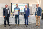 ÖBB-Regionalmanager Peter Wallis, LH-Stv. Anton Lang und VCÖ-Experte Michael Schwendinger (v.l.) gratulierten Firmenchef Ferdinand Köberl (2.v.l.) zum VCÖ-Mobilitätspreis für das Projekt "Gredlbauer on Tour". © Land Steiermark/Streibl ÖBB-Regionalmanager Peter Wallis, LH-Stv. Anton Lang und VCÖ-Experte Michael Schwendinger (v.l.) gratulierten Firmenchef Ferdinand Köberl (2.v.l.) zum VCÖ-Mobilitätspreis für das Projekt "Gredlbauer on Tour".