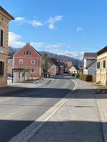 Im Zentrum von Paldau wird ein Fahrbahnteiler errichtet.