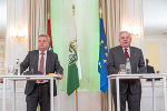 LH-Stv. Anton Lang (l.) und LH Hermann Schützenhöfer sind froh über die Investitionen in das steirische Straßennetz.  © Land Steiermark/Streibl