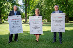 LH Hermann Schützenhöfer (l.) und LHStv. Anton Lang gaben gemeinsam mit Klimaschutzministerin Leonore Gewessler grünes Licht für das Steiermark-Paket und das 1-2-3 Klimaticket. © Land Steiermark/Streibl