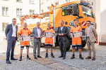 Georg Pessler (Obmann der Landespersonalvertretung), LH-Stv. Anton Lang, LR Christopher Drexler und Franz Zenz (Leiter der Fachabteilung Straßenerhaltungsdienst, v.l.) mit Lehrlingen des STED. © Land Steiermark/Streibl