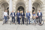 Mit Masterplan zur Radhauptstadt: Landesbaudirektor Andreas Tropper, Masterplaner Stefan Bendiks, LH Hermann Schützenhöfer, Bürgermeister Siegfried Nagl, LH-Stv. Anton Lang, Verkehrsstadträtin Elke Kahr und Stadtbaudirektor Bertram Werle (v.l.). © Stadt Graz/Fischer Mit Masterplan zur Radhauptstadt: Landesbaudirektor Andreas Tropper, Masterplaner Stefan Bendiks, LH Hermann Schützenhöfer, Bürgermeister Siegfried Nagl, LH-Stv. Anton Lang, Verkehrsstadträtin Elke Kahr und Stadtbaudirektor Bertram Werle (v.l.).