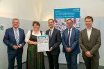 Auszeichnung für das Sammeltaxi Oststeiermark (SAM): LH-Stv. Anton Lang, LAbg. Silvia Karelly, LAbg. Wolfgang Dolesch, ÖBB Regionalmanager Peter Wallis und VCÖ-Sprecher Christian Grazer (v.l.) © Land Steiermark/Frankl Auszeichnung für das Sammeltaxi Oststeiermark (SAM): LH-Stv. Anton Lang, LAbg. Silvia Karelly, LAbg. Wolfgang Dolesch, ÖBB Regionalmanager Peter Wallis und VCÖ-Sprecher Christian Grazer (v.l.)