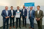 Auszeichnung für Emissionsfreie Citylogistik Graz: LH-Stv. Anton Lang, Paul Janacek (Österreichische Post AG), Vorstandsmitglied Peter Umundum (Österreichische Post AG), Matthias Hofmann (Österreichische Post AG), ÖBB-Regionalmanager Peter Wallis und VCÖ-Sprecher Christian Gratzer (v.l.) © Land Steiermark/Frankl Auszeichnung für Emissionsfreie Citylogistik Graz: LH-Stv. Anton Lang, Paul Janacek (Österreichische Post AG), Vorstandsmitglied Peter Umundum (Österreichische Post AG), Matthias Hofmann (Österreichische Post AG), ÖBB-Regionalmanager Peter Wallis und VCÖ-Sprecher Christian Gratzer (v.l.)