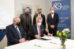 LH Hermann Schützenhöfer (l.) und LH-Stv. Anton Lang bei der Unterzeichnung des Vertrags zur Übernahme des Güterterminal Graz-Werndorf. © Land Steiermark